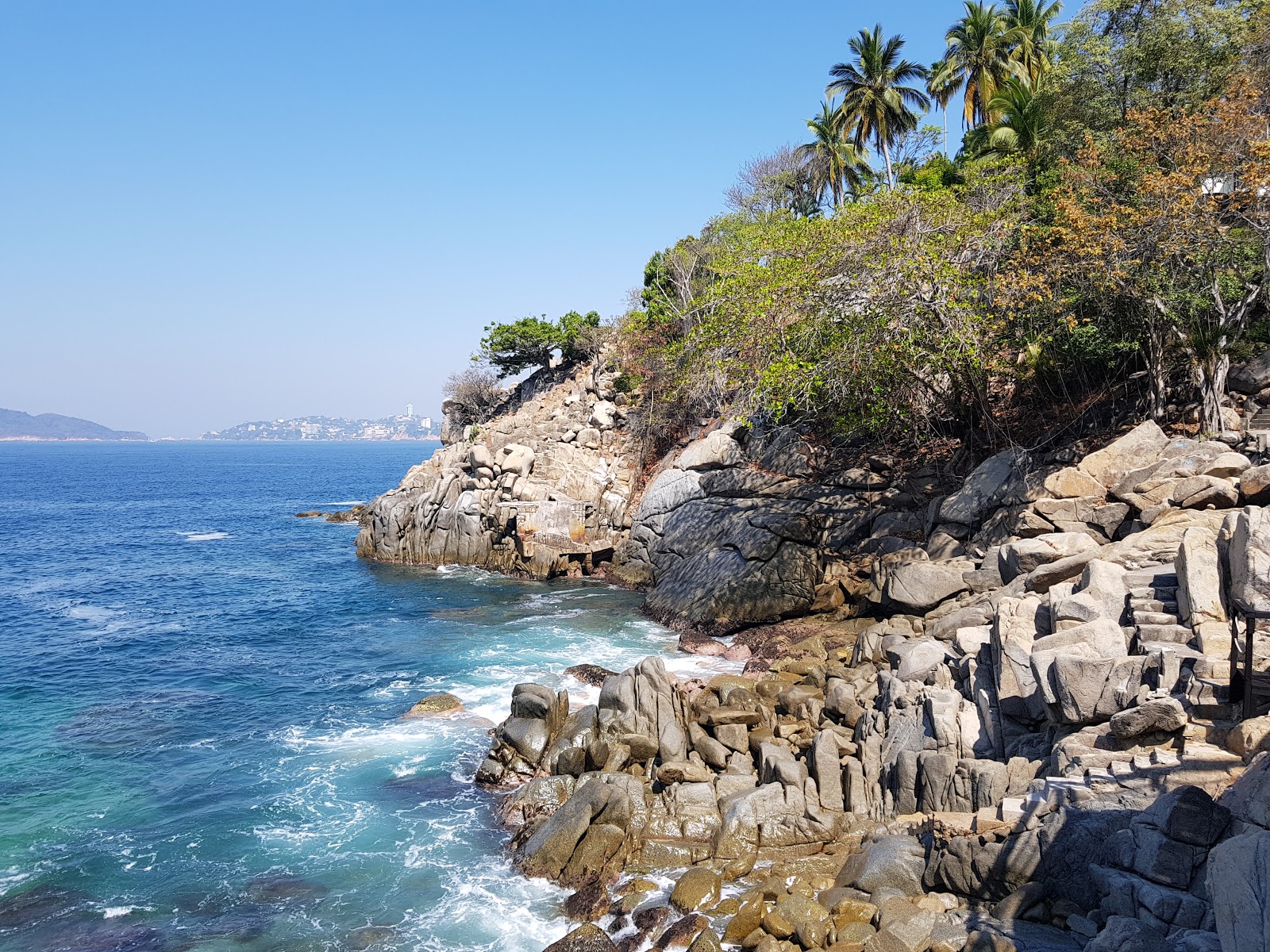 Playa Las Brisas的照片 带有碧绿色水表面