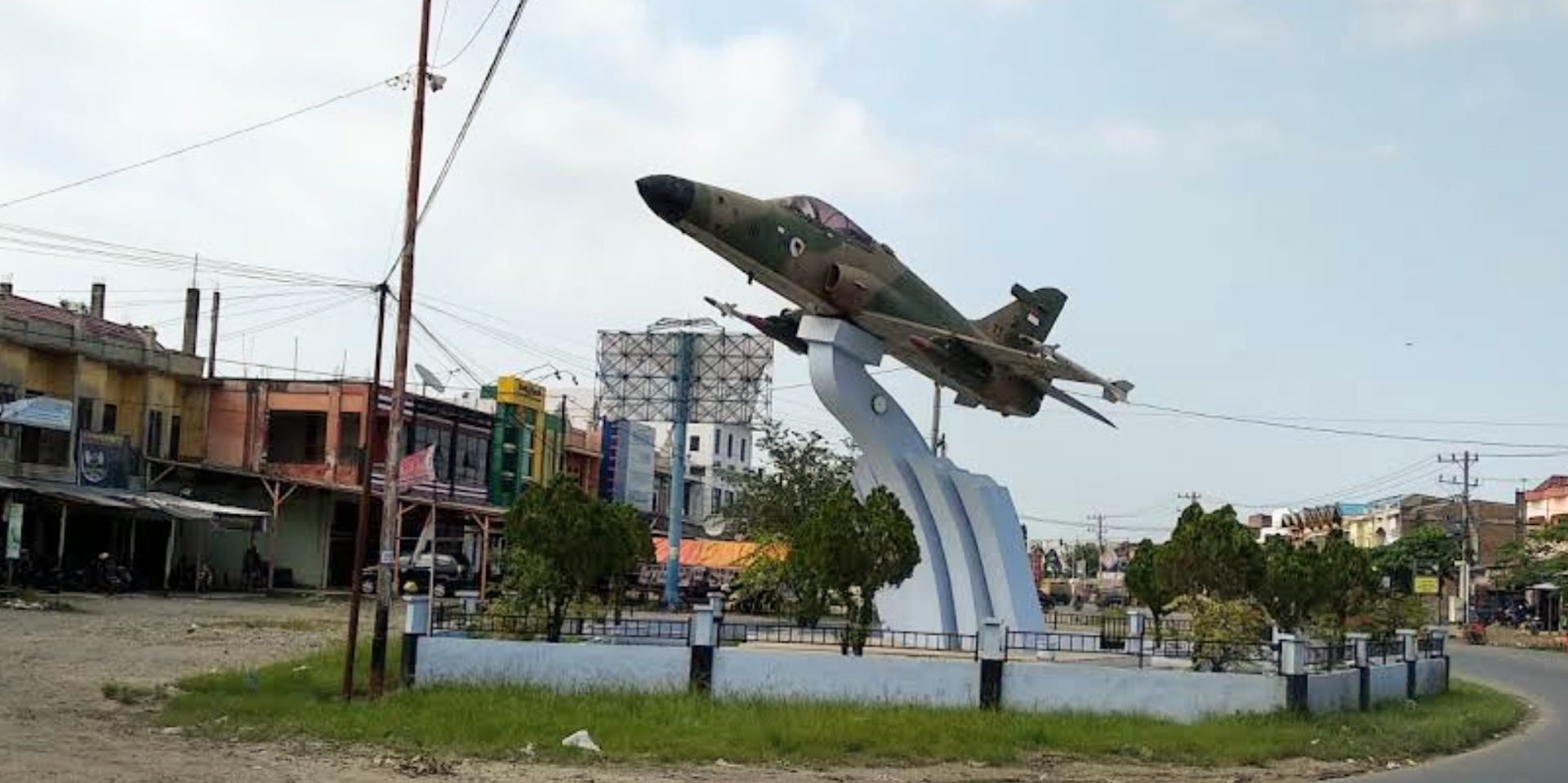 Monumen Jet Tempur Hawk-200 Tniau Photo