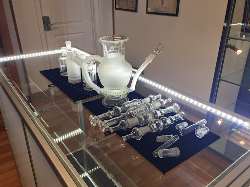 Tobacco Shop «Harbor Glass & Fine Tobacco», reviews and photos, 409 W Ehringhaus St, Elizabeth City, NC 27909, USA