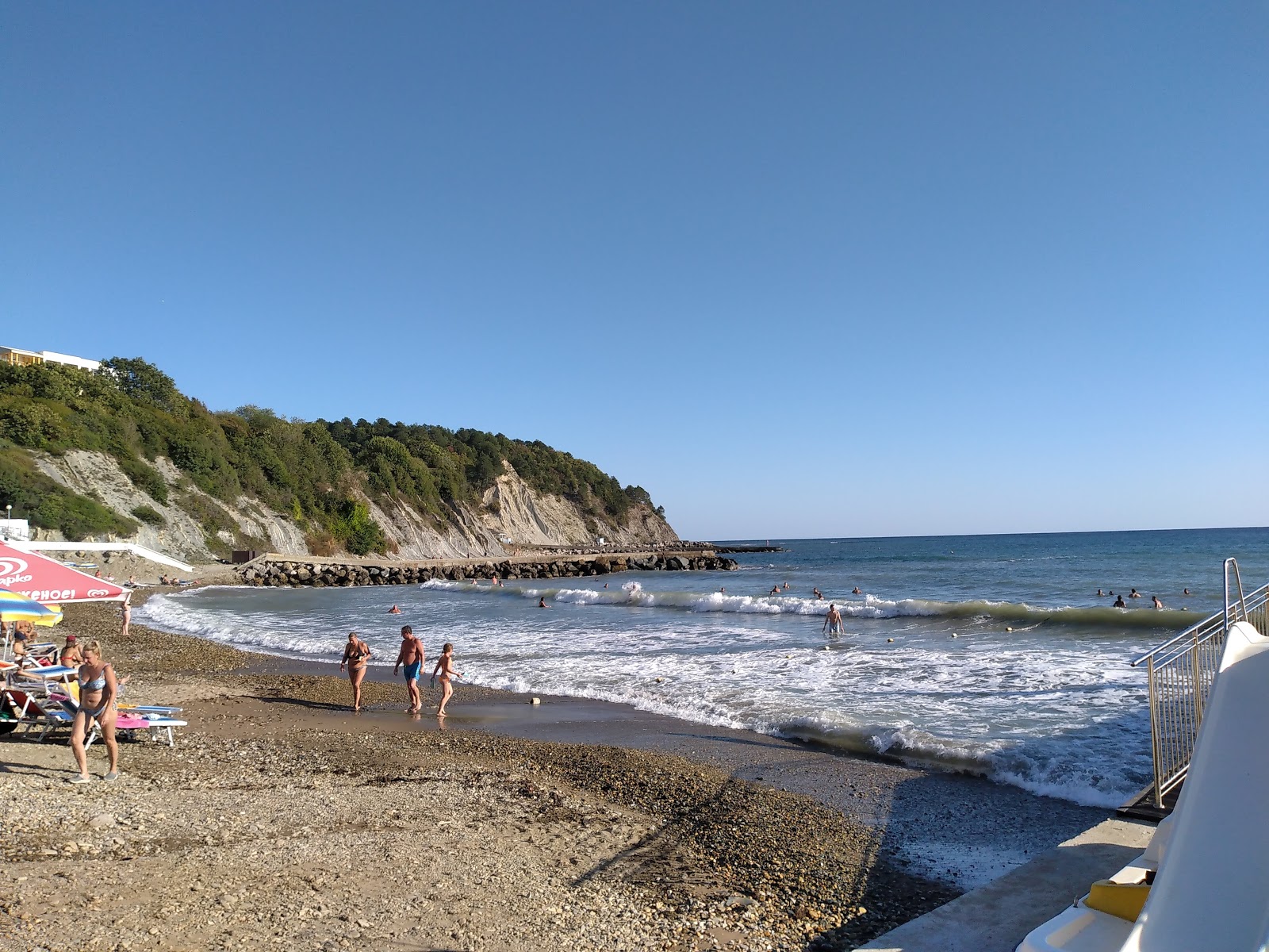 Photo de Golubaya Bukhta beach entouré de montagnes