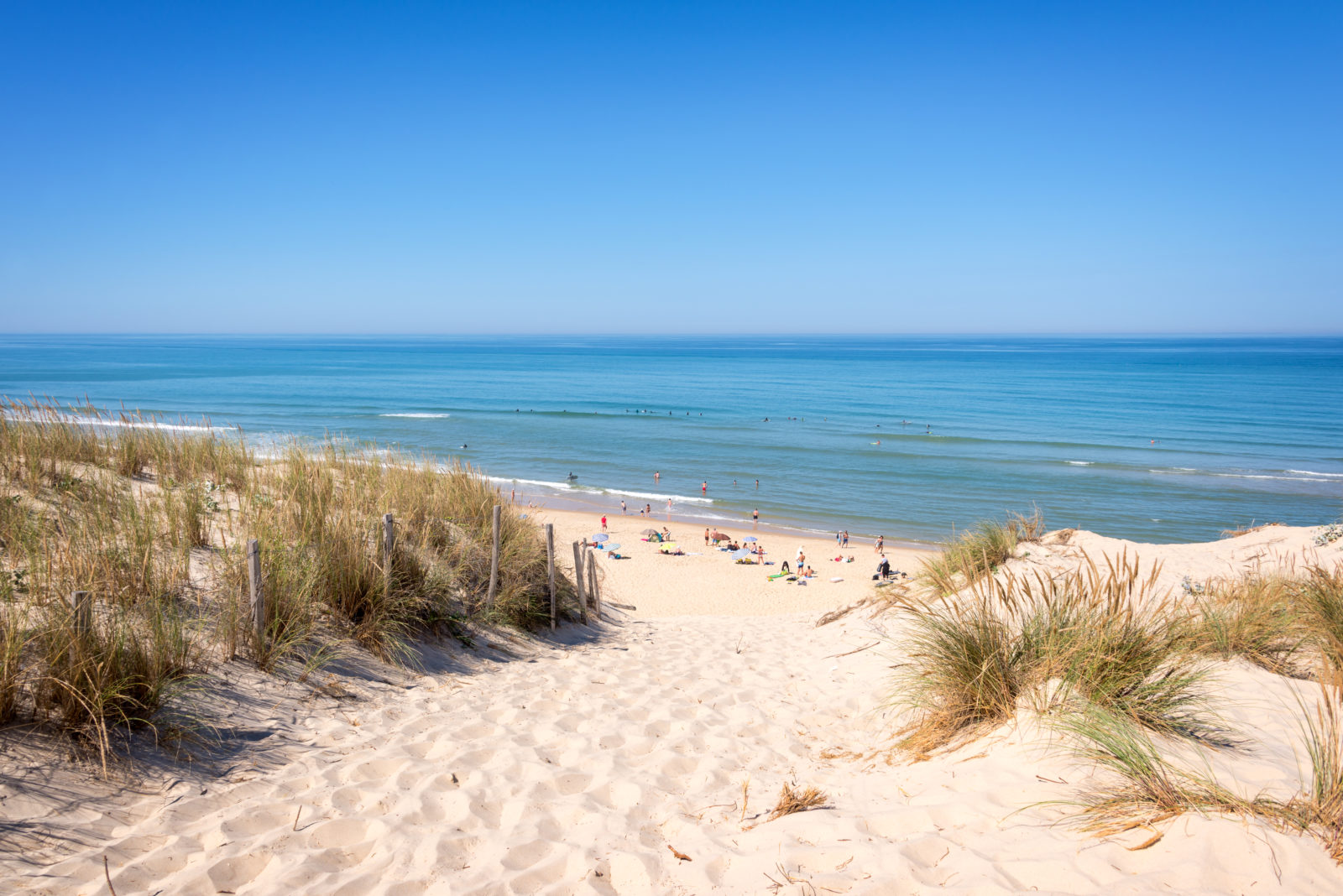 Foto di Plage des bonnes con una superficie del sabbia beige