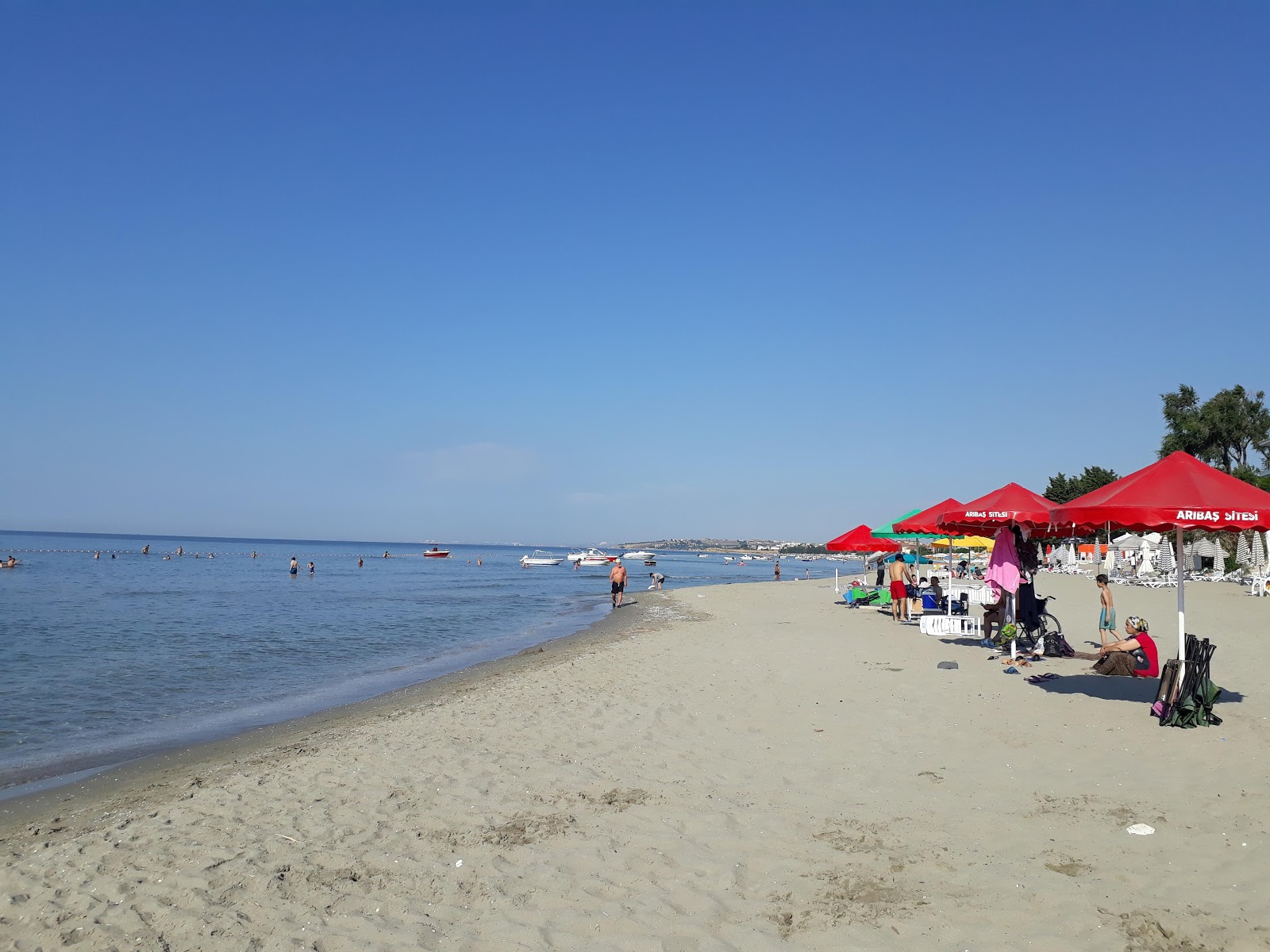 Ohri beach'in fotoğrafı kahverengi kum yüzey ile