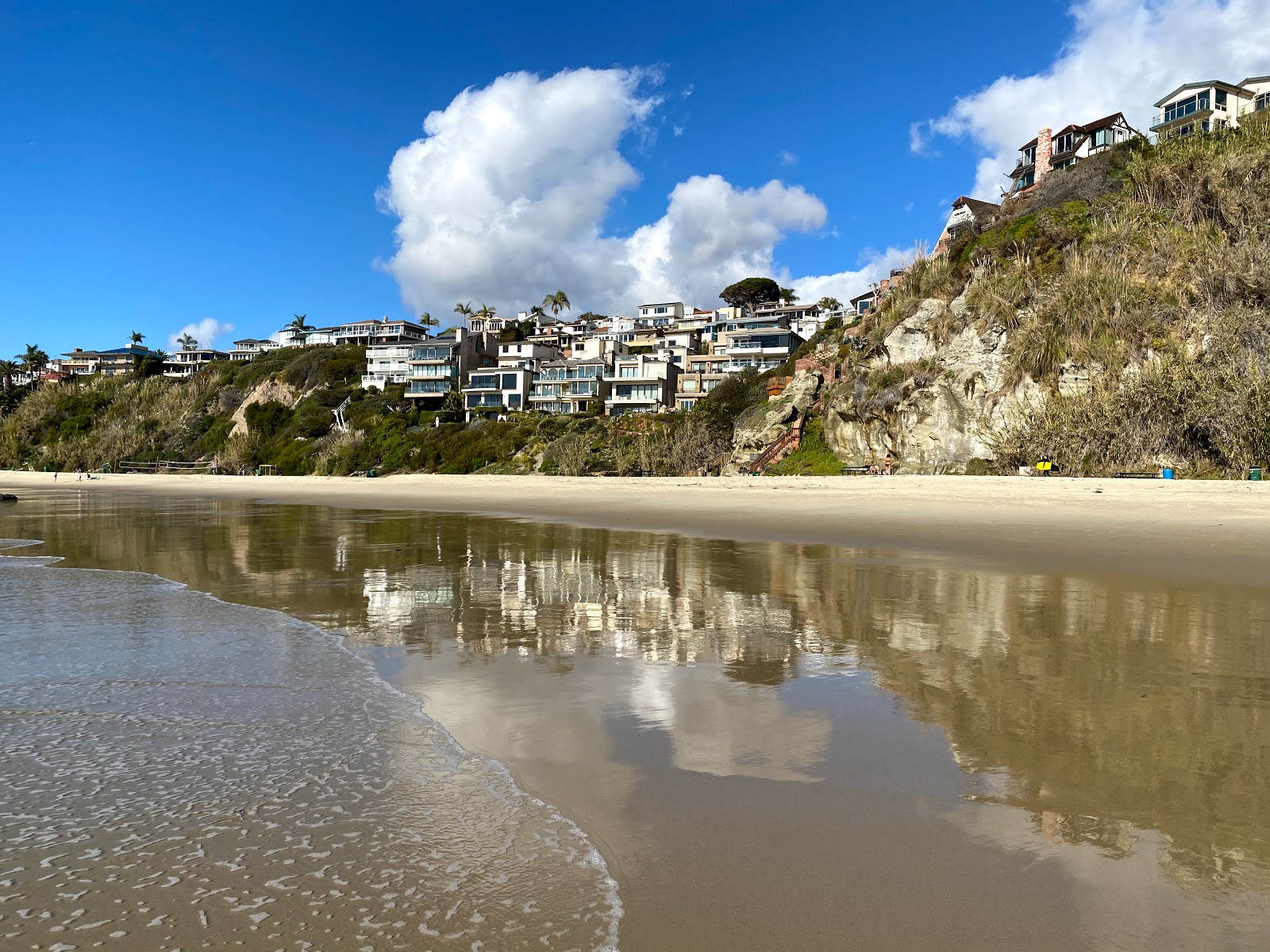 Mussel beach的照片 带有碧绿色纯水表面