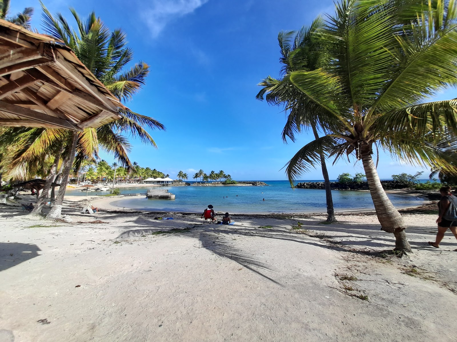 Foto von Plage de Bas du Fort mit feiner beiger sand Oberfläche