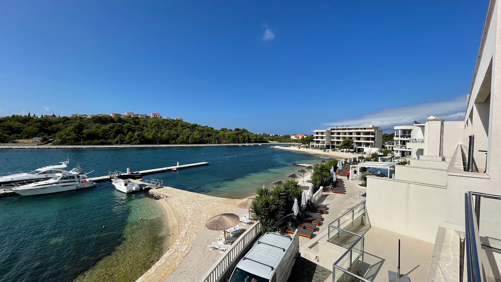 Perla Beach'in fotoğrafı - tatil için iyi evcil hayvan dostu nokta