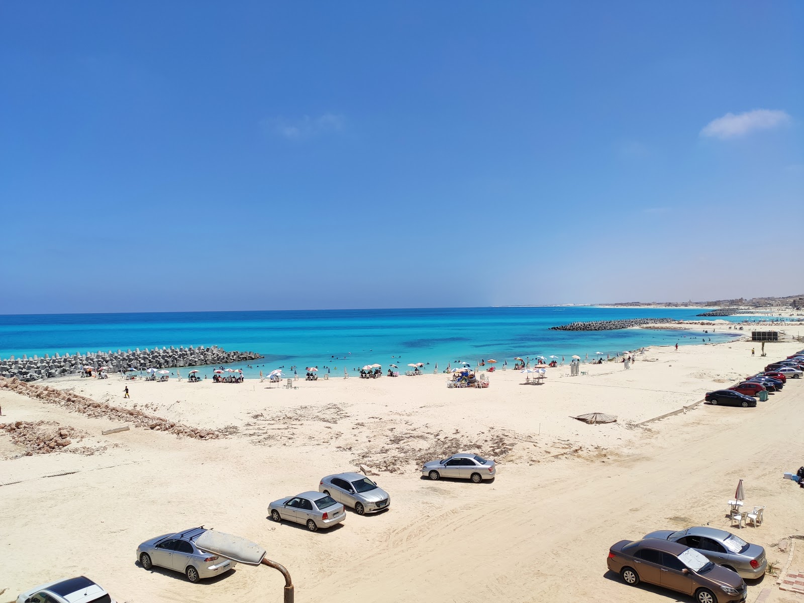 Valokuva Blue beach Matrouhista. pinnalla valkoinen hiekka:n kanssa