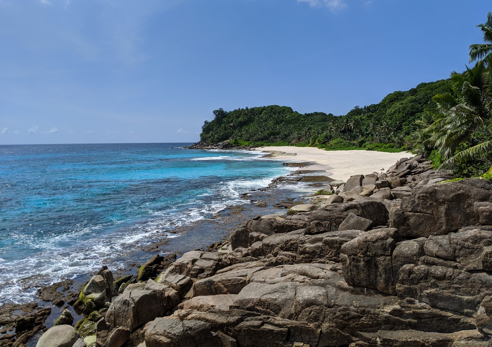 Anse Bazarca Beach的照片 带有碧绿色纯水表面