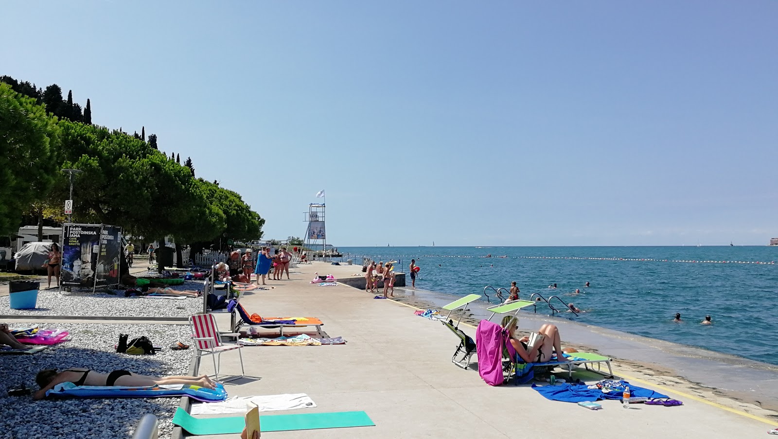 Foto di Plaza Kampa Lucija con una superficie del superficie in cemento pavimentata