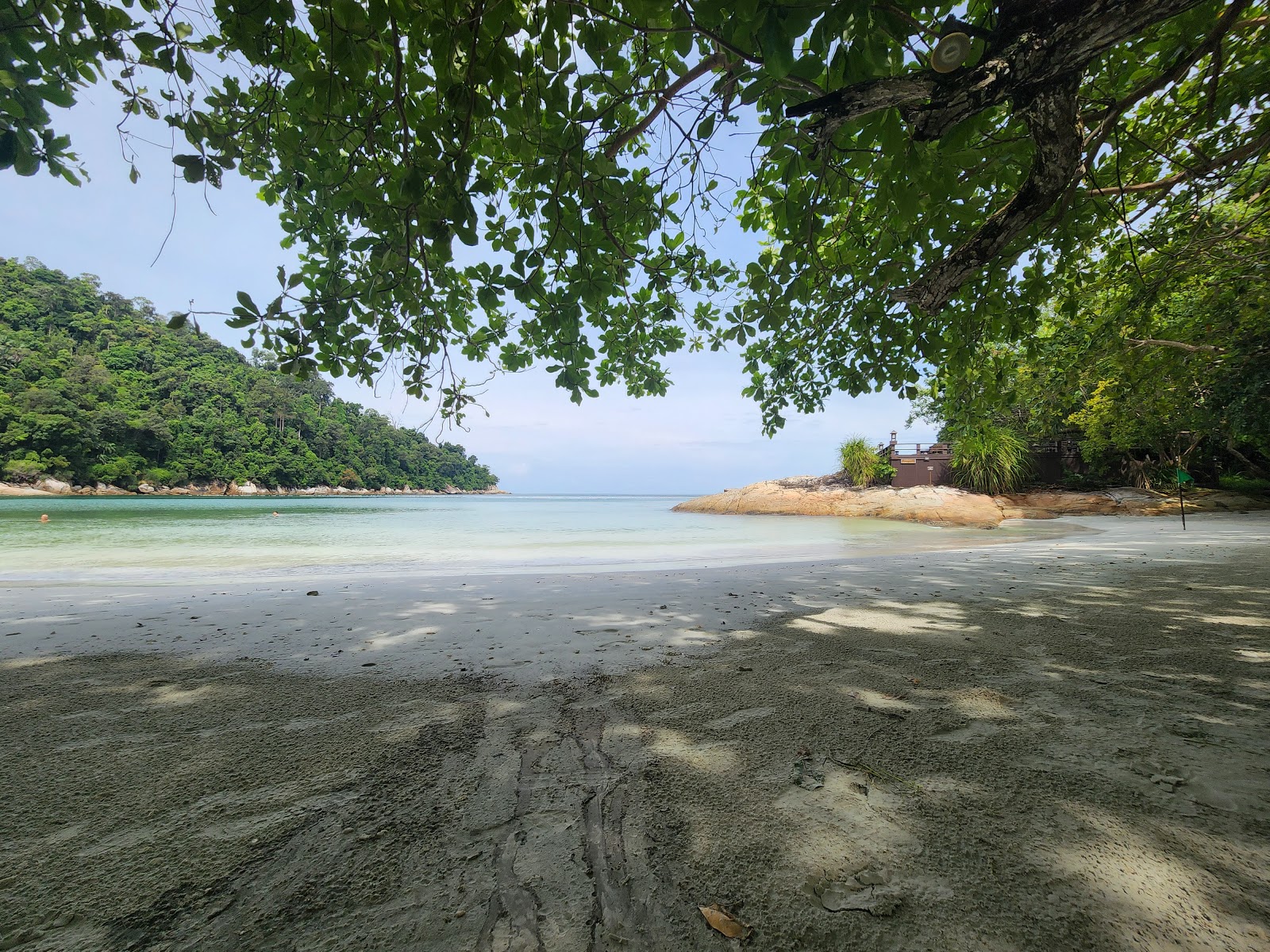 Φωτογραφία του Emerald Bay Beach υποστηρίζεται από βράχους