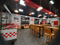 Atmosphère du Restaurant de hamburgers Five Guys Franconville - n°11