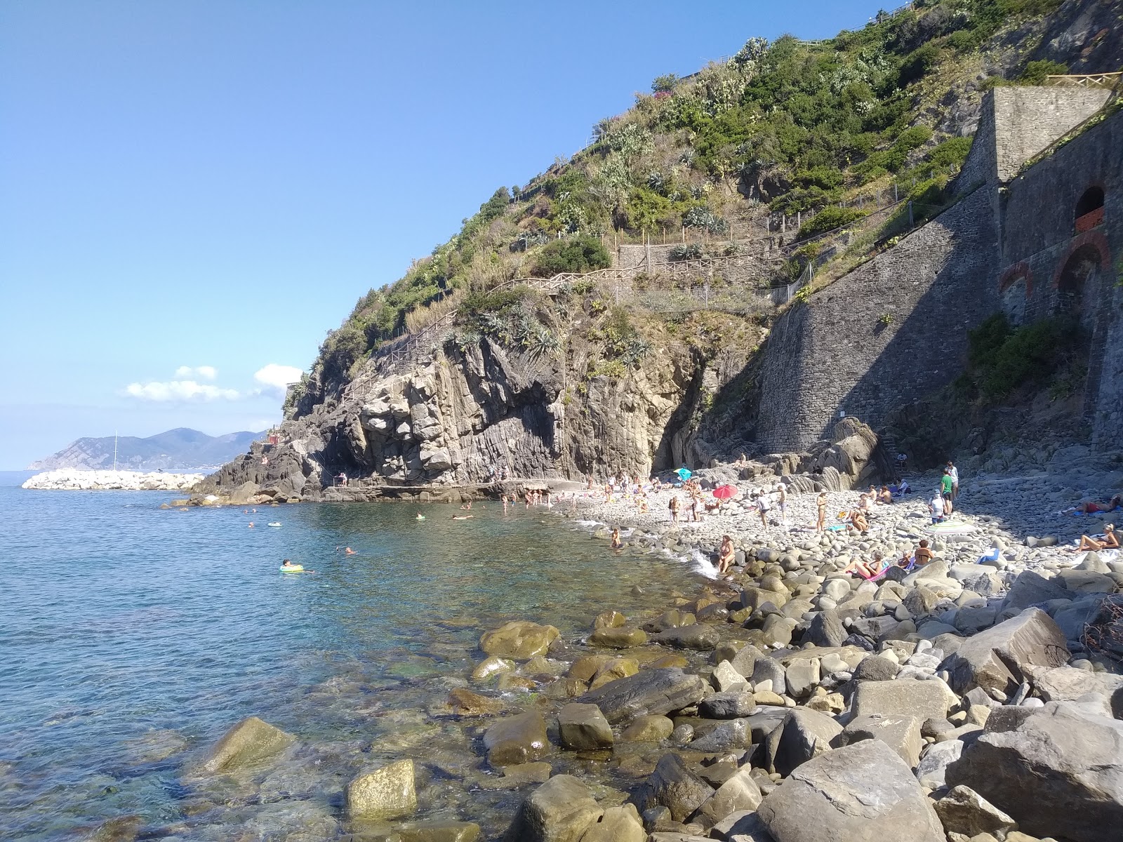 Foto van Strand van Riomaggiore wilde omgeving