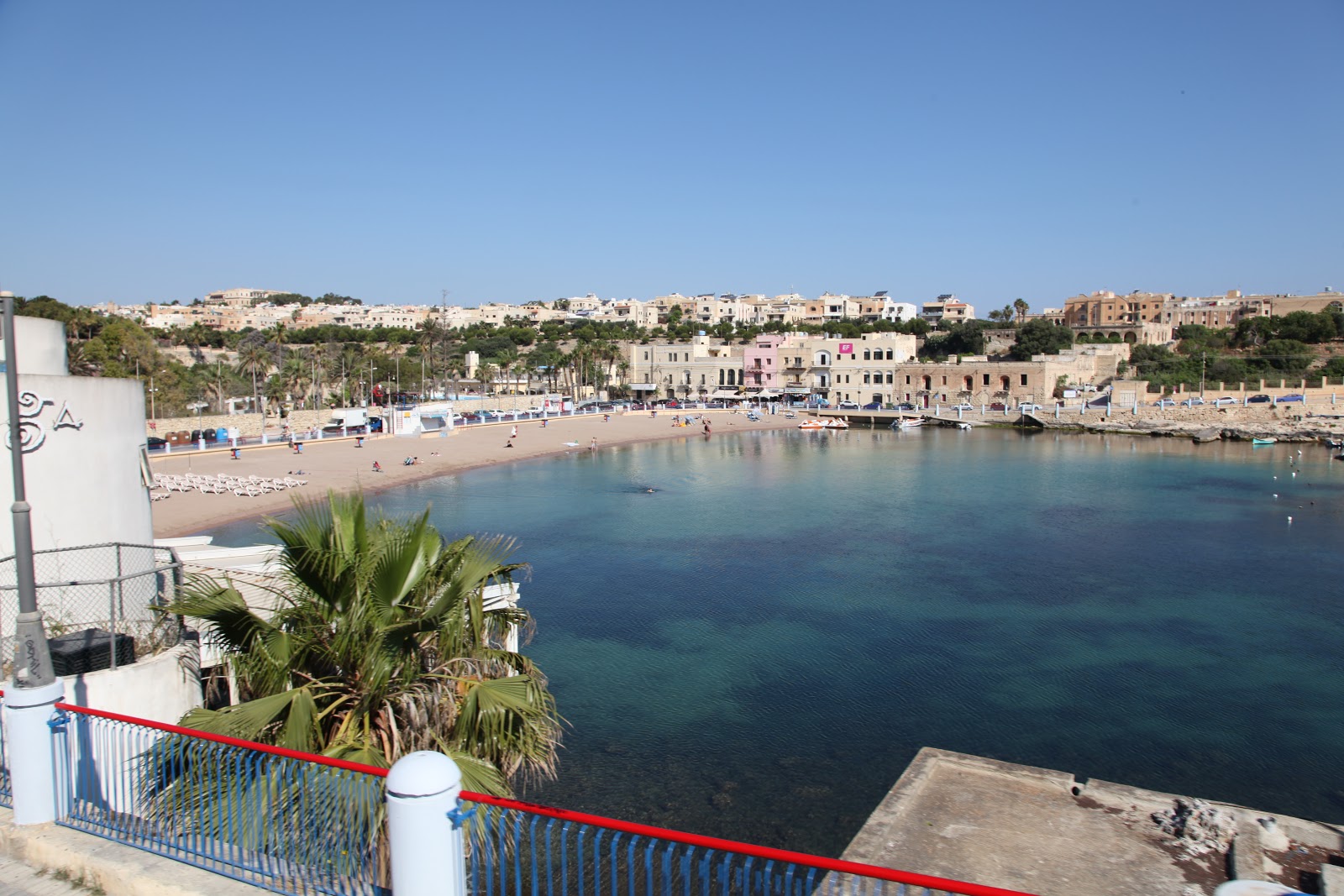 Foto von St George's Bay beach und die siedlung