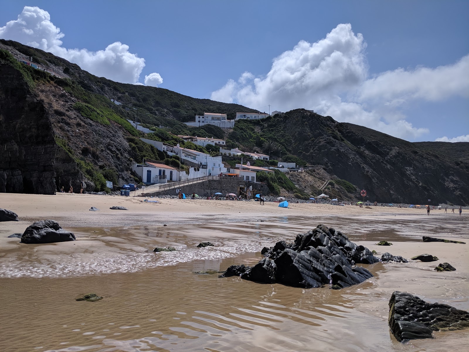 Praia da Arrifana'in fotoğrafı - rahatlamayı sevenler arasında popüler bir yer