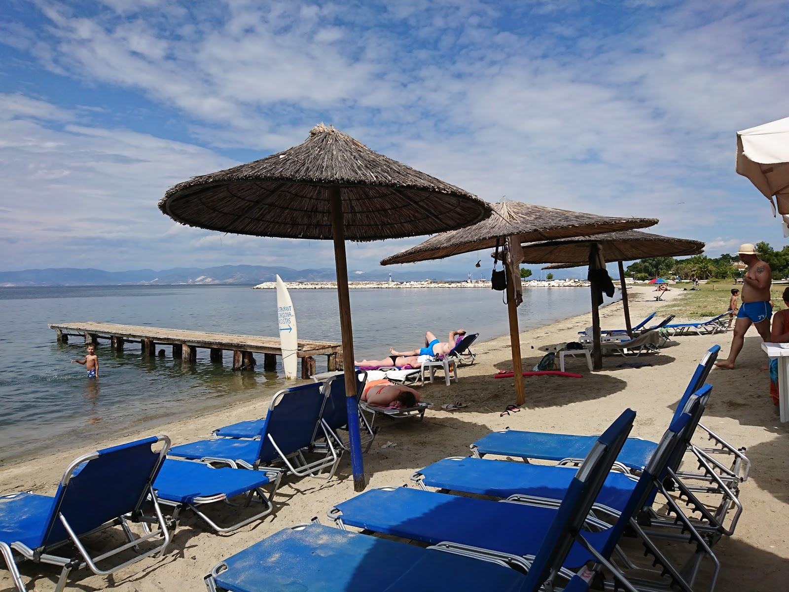 Foto av Skala Rachoniou beach med medium nivå av renlighet