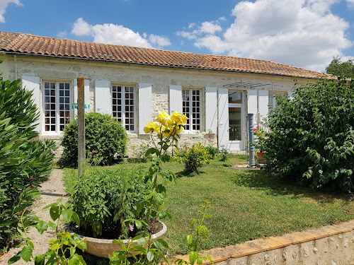 Lodge GITES BELLE FONTAINE: Gîte au calme, idéal curistes, location de vacances proche mer et station thermale en Charente-Maritime Breuil-Magné
