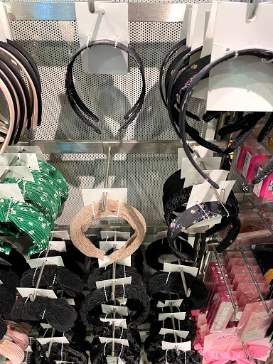 Clothing Store «H&M», reviews and photos, 37 Aquarium Way, Long Beach, CA 90802, USA