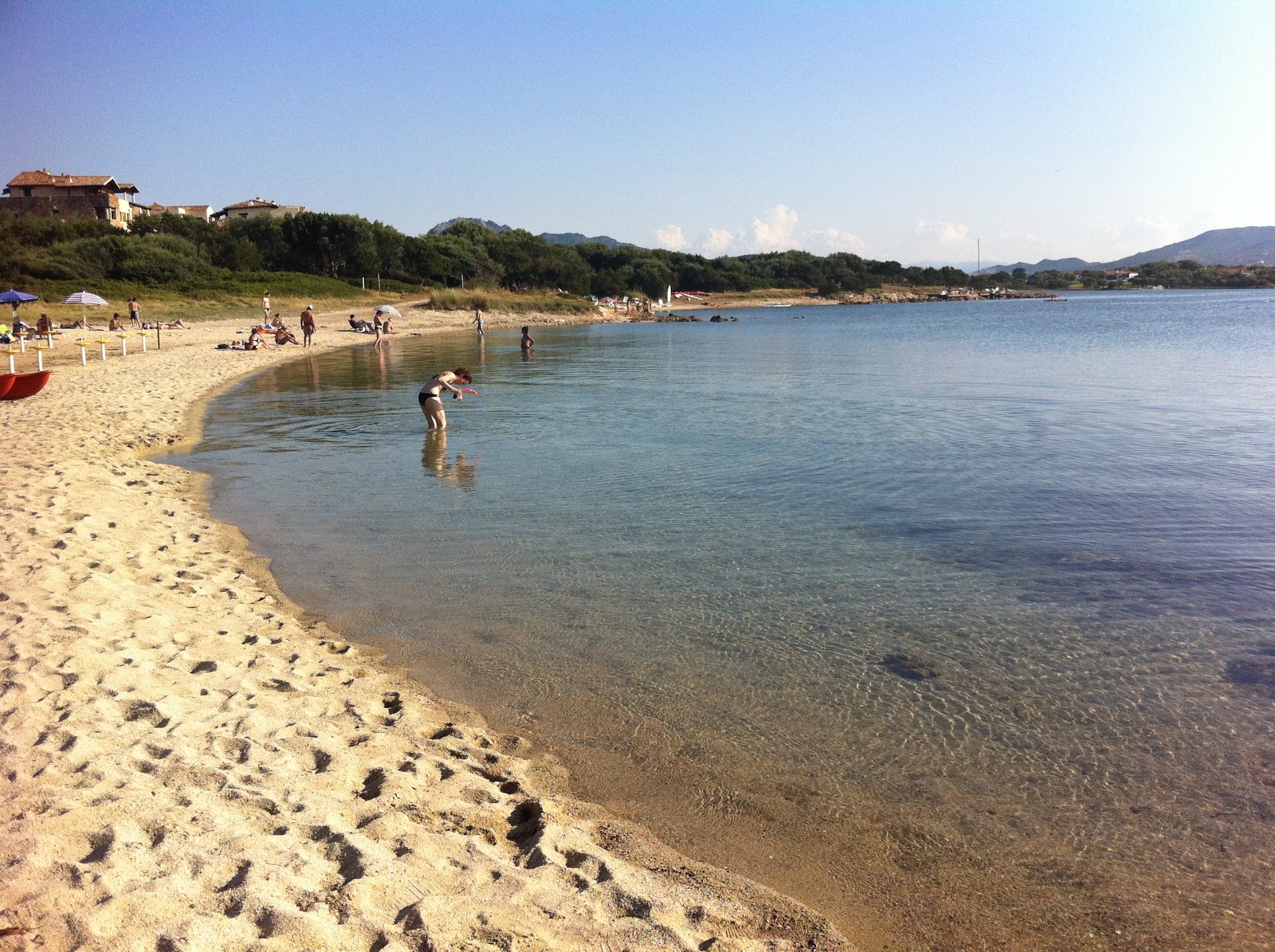 Fotografie cu Spiaggia de Su Nuragheddu cu o suprafață de nisip strălucitor