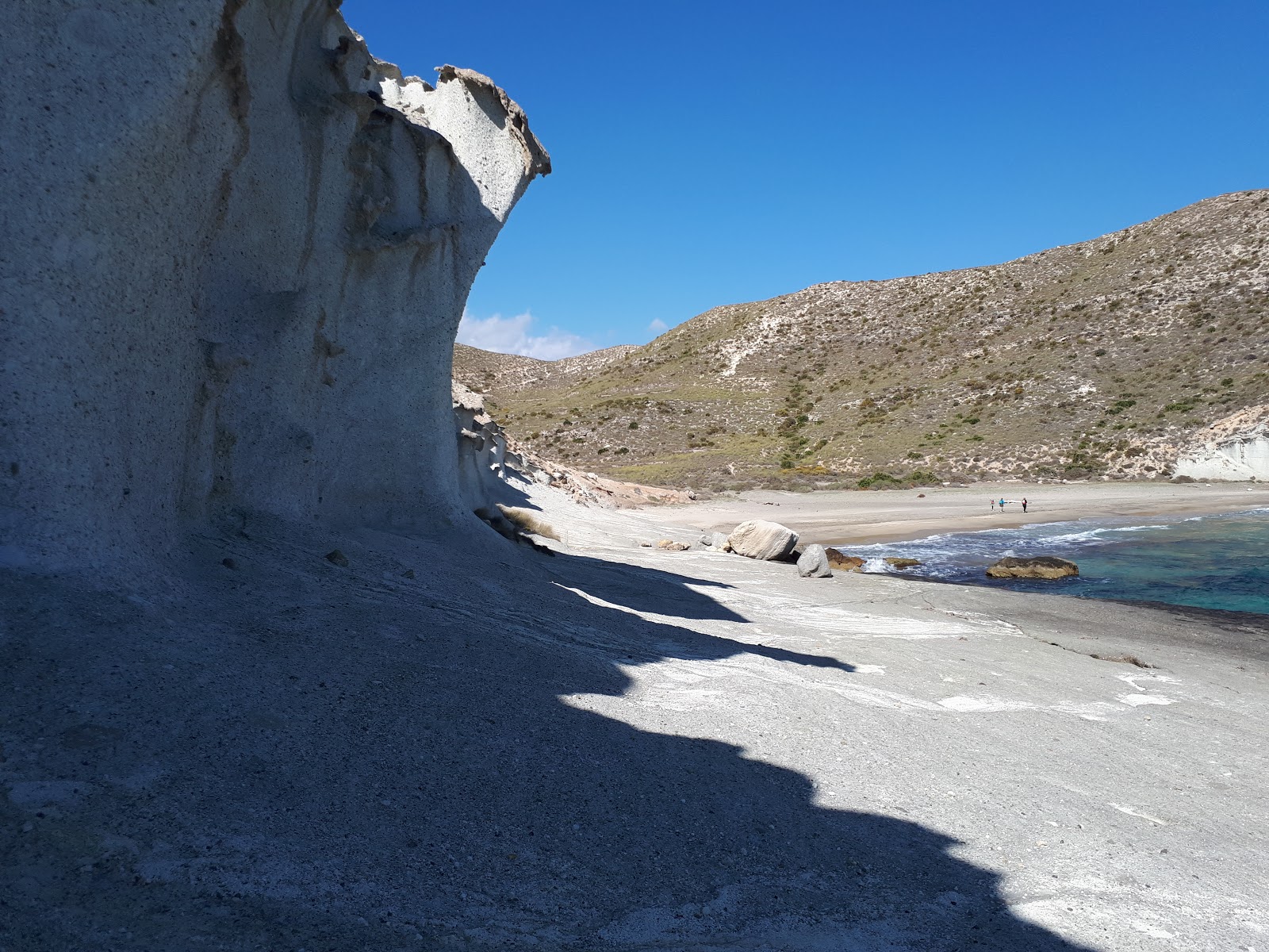 Foto av Cala de Enmedio med blått vatten yta