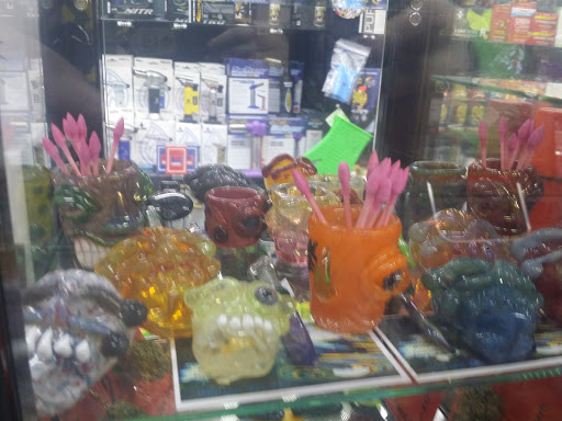 Tobacco Shop «The Hub Smoke Shop & Gifts», reviews and photos, 6410 N Oak Trafficway, Kansas City, MO 64118, USA