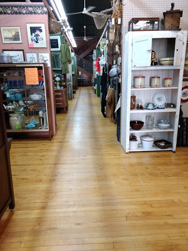 Antique Store «National Road Antique Mall», reviews and photos, 39 W Main St, Cambridge City, IN 47327, USA