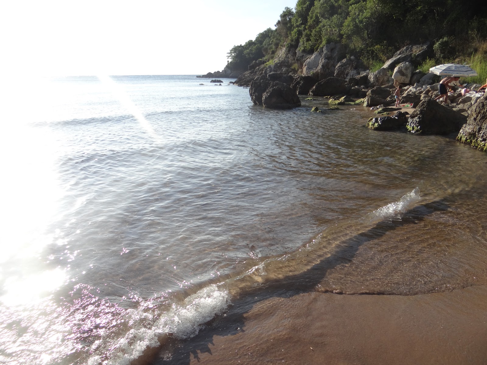 Foto de Gokcekale plaji con agua cristalina superficie