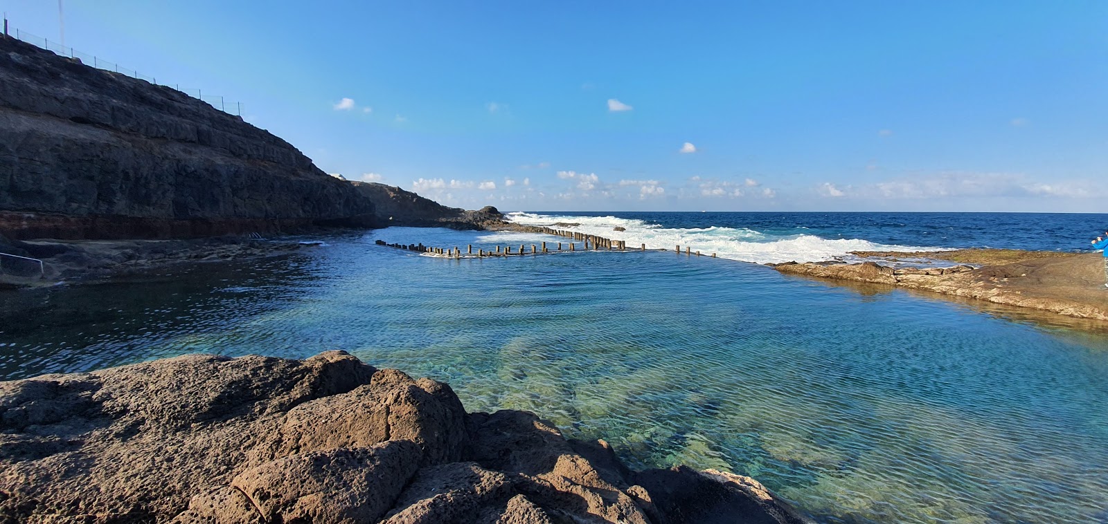 Roque prieto pools'in fotoğrafı mavi saf su yüzey ile