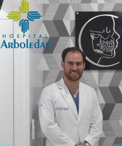 Dr. Ramiro Franklin Bernal Faro, Cirujano maxilofacial