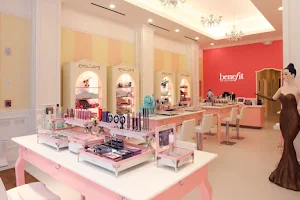 Benefit Cosmetics Броу-бар в Sephora image