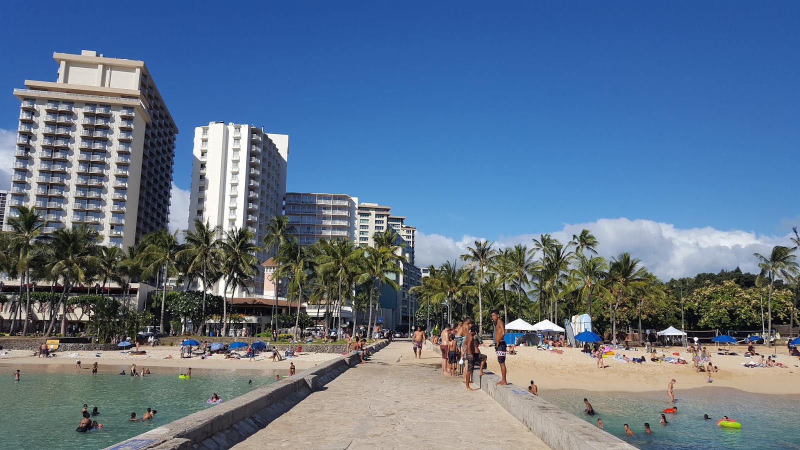 Fotografie cu Plaja Kuhio - locul popular printre cunoscătorii de relaxare