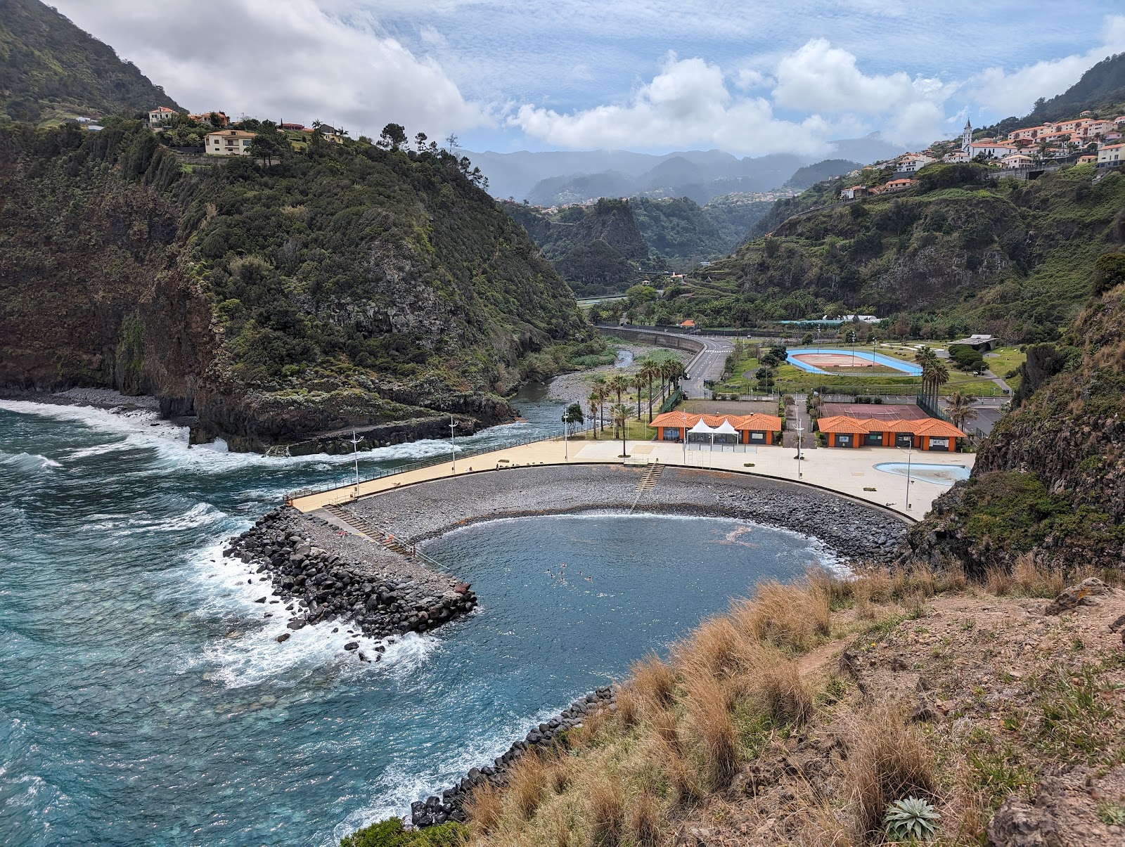 Complexo Balnear da Foz da Ribeira do Faial'in fotoğrafı küçük koy ile birlikte