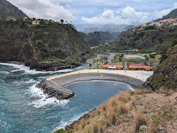 Complexo Balnear da Foz da Ribeira do Faial'in fotoğrafı küçük koy ile birlikte