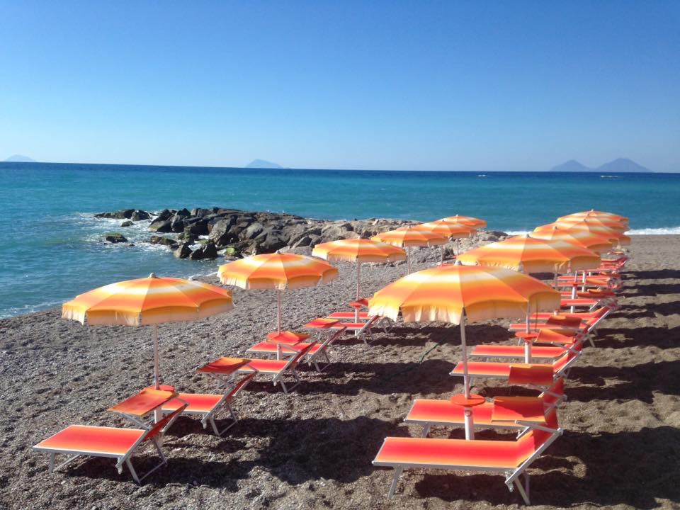 Photo de Capo d'Orlando protégé par des falaises