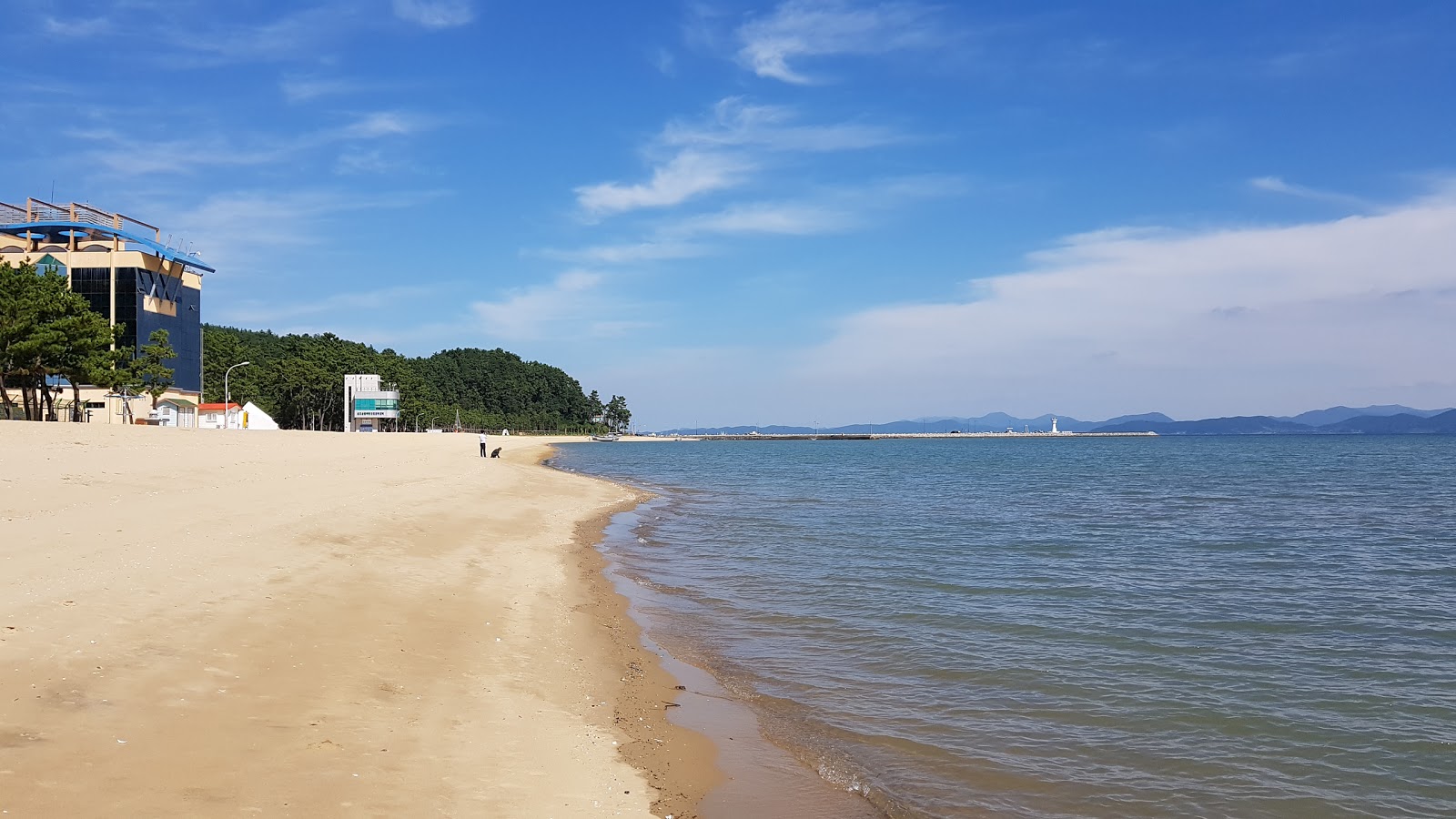 Foto von Yulpo Beach mit beiger sand Oberfläche