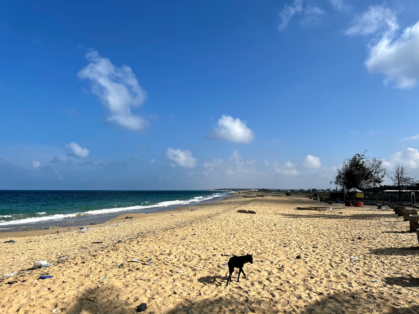 Photo de Moorkkam Beach avec rivage droit, long