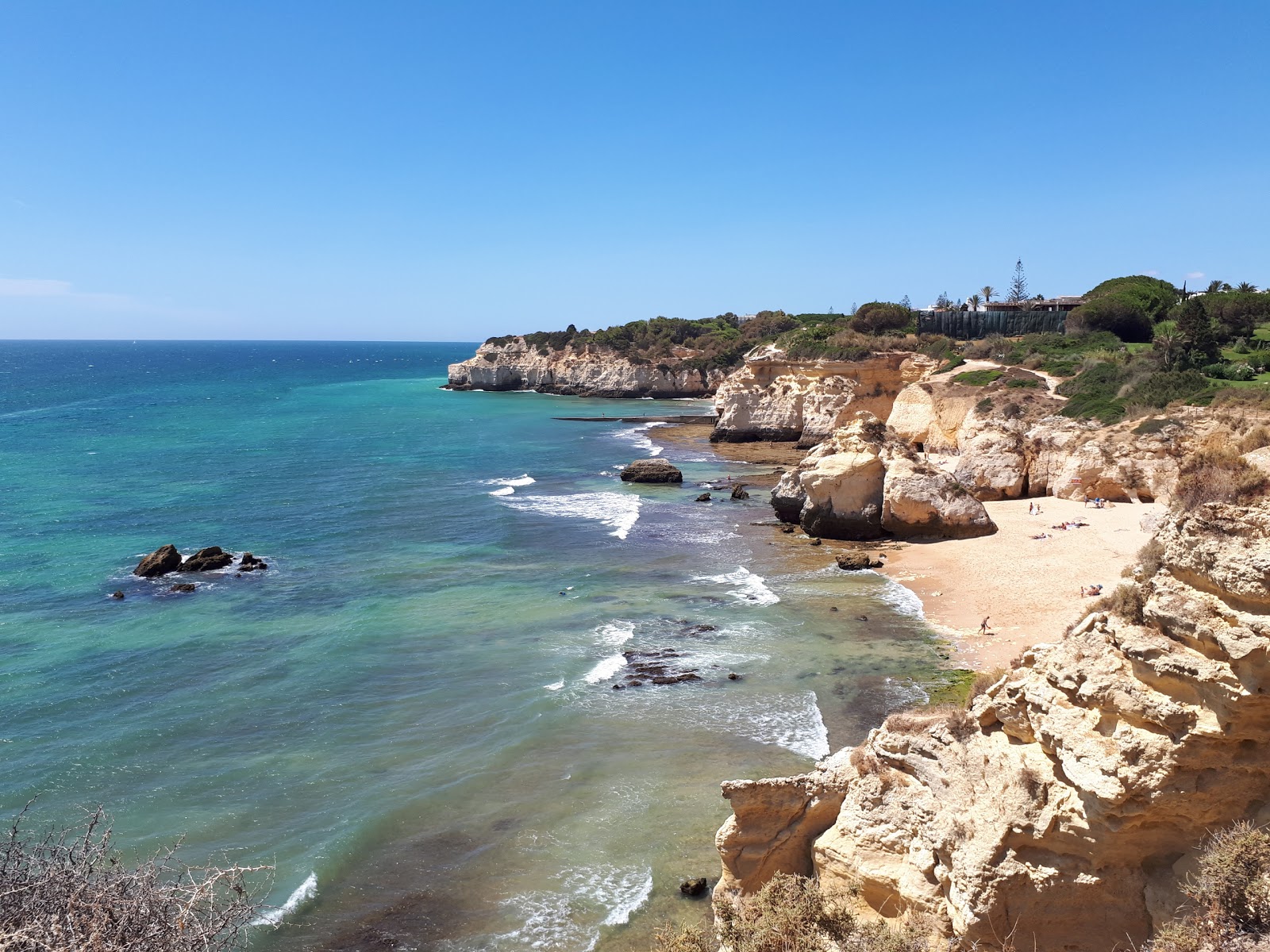Foto van Praia dos Beijinhos met turquoise puur water oppervlakte