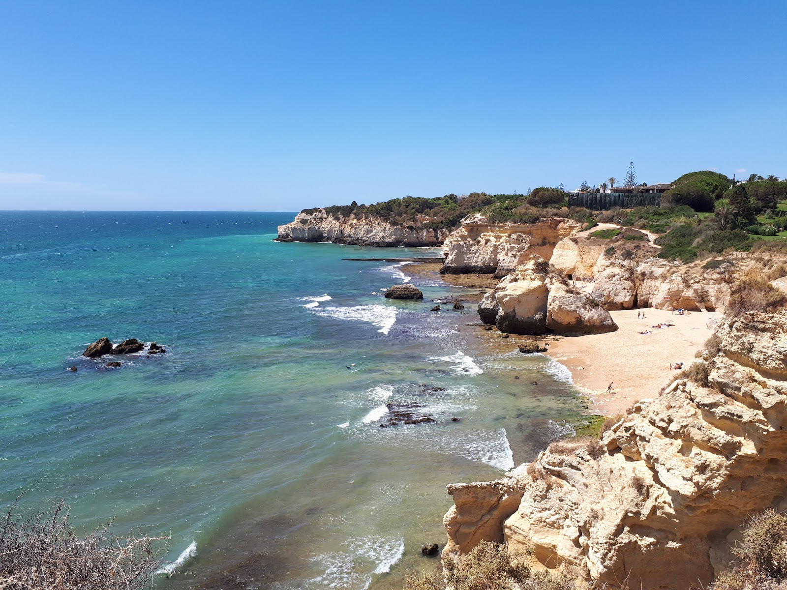 Photo de Praia dos Beijinhos avec plusieurs baies spacieuses