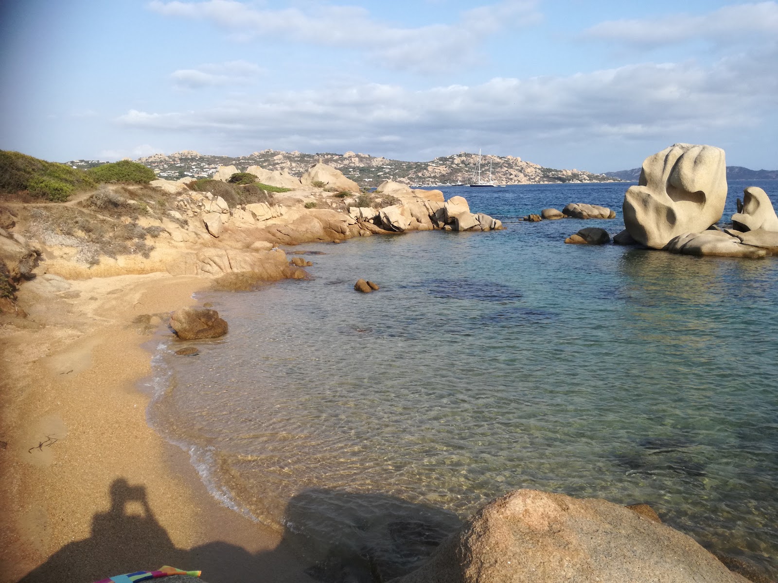 Foto di Spiaggia La Galatea con una superficie del sabbia beige e rocce