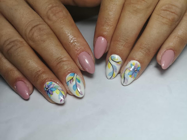 Dora's Nails