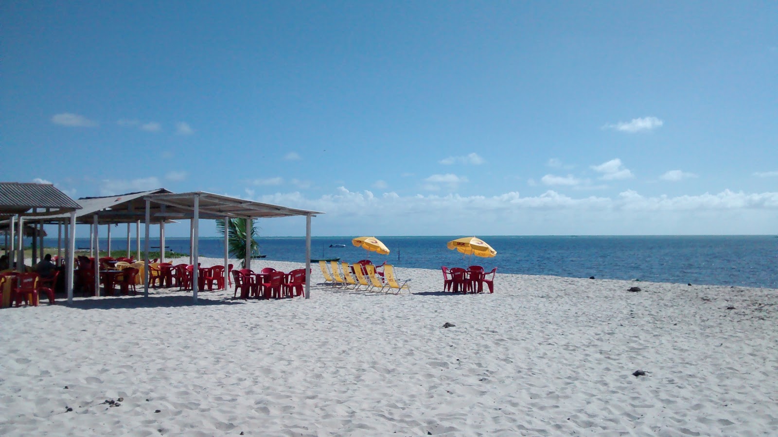 Foto av Praia de Catuama med lång rak strand