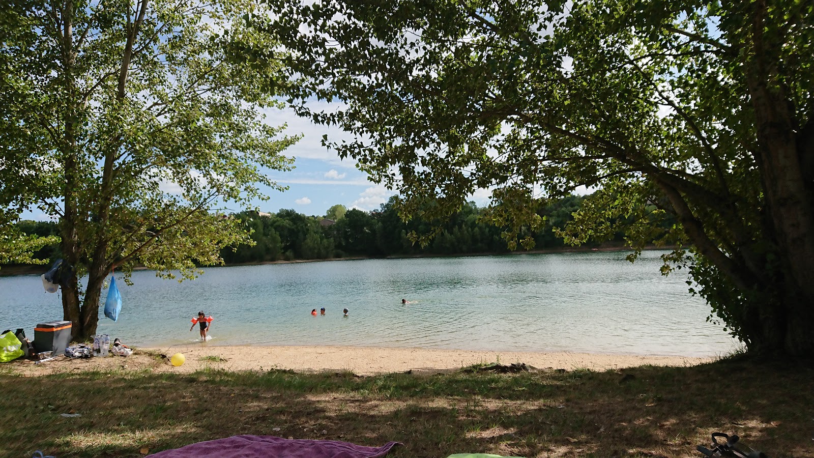 Plage du Lac de la Roucarie'in fotoğrafı imkanlar alanı