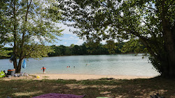 Plage du Lac de la Roucarie'in fotoğrafı imkanlar alanı
