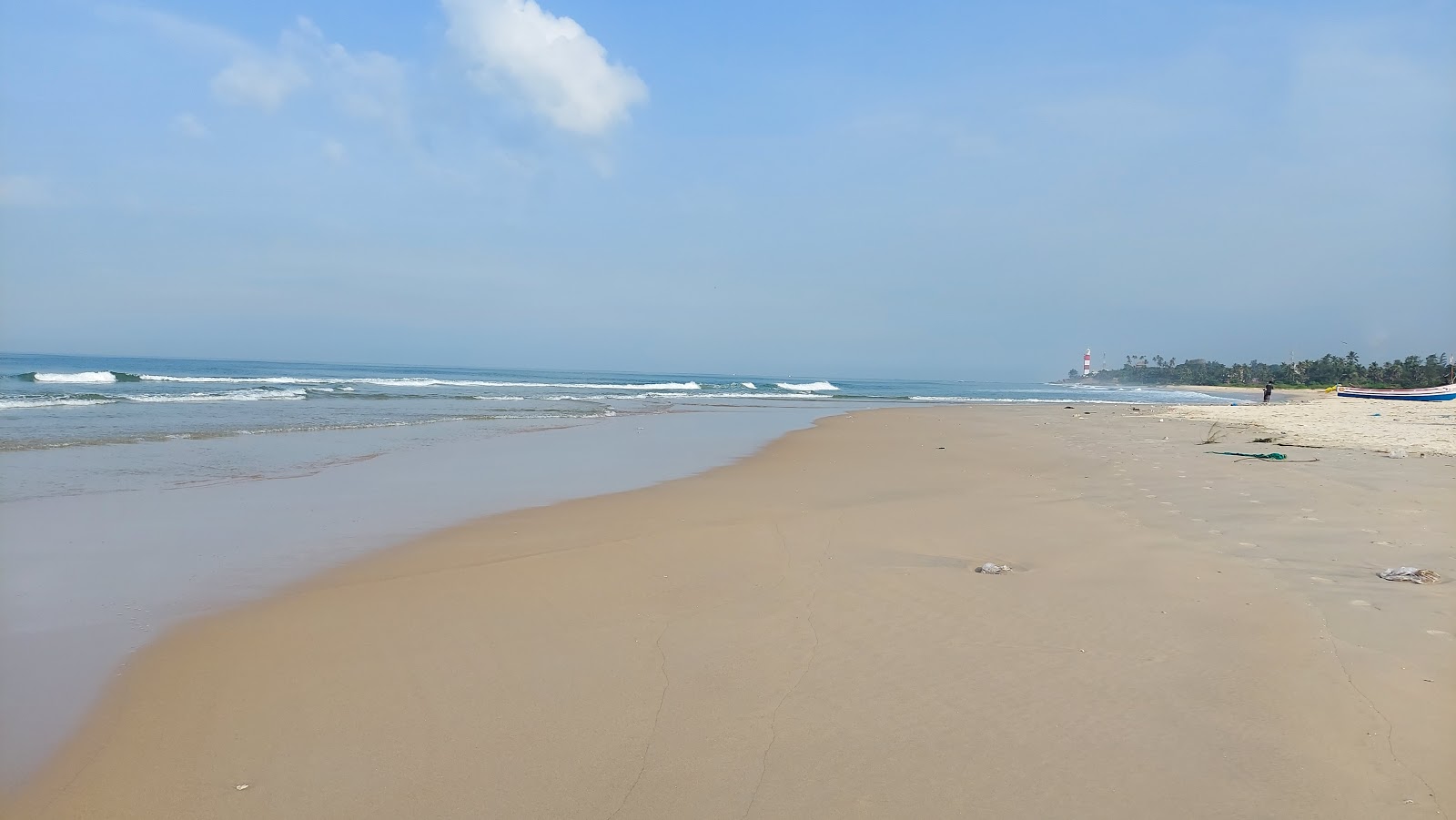 Suratkal Beach的照片 带有明亮的沙子表面