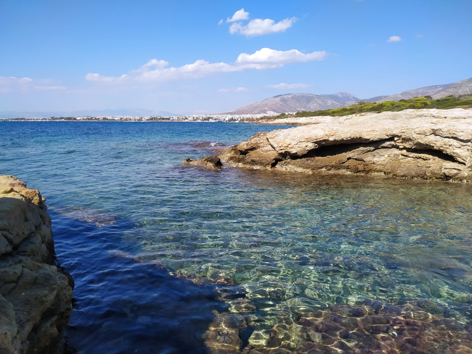 Pikra beach'in fotoğrafı açık yeşil su yüzey ile