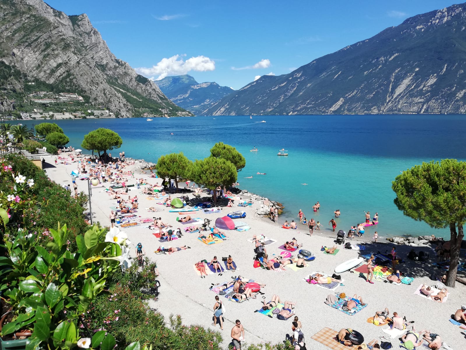 Foto van Spiaggia Limone sul Garda met turquoise puur water oppervlakte