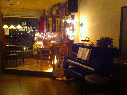 Cafe de Pianist