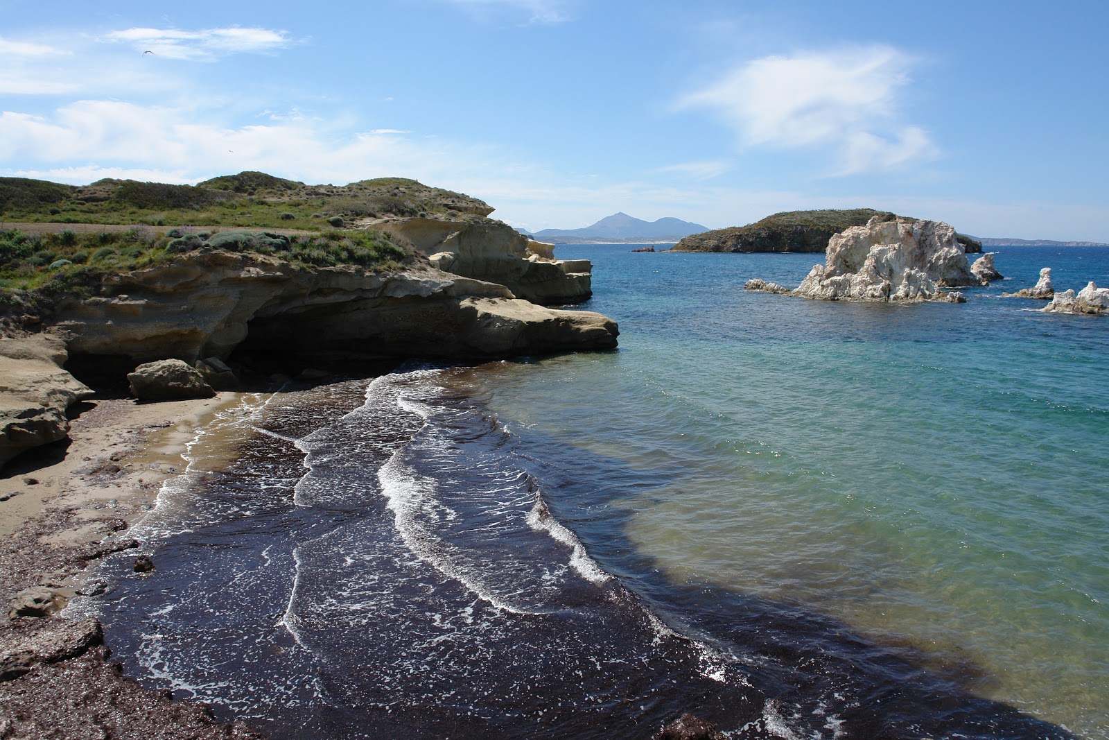 Mavrospilia beach'in fotoğrafı - rahatlamayı sevenler arasında popüler bir yer