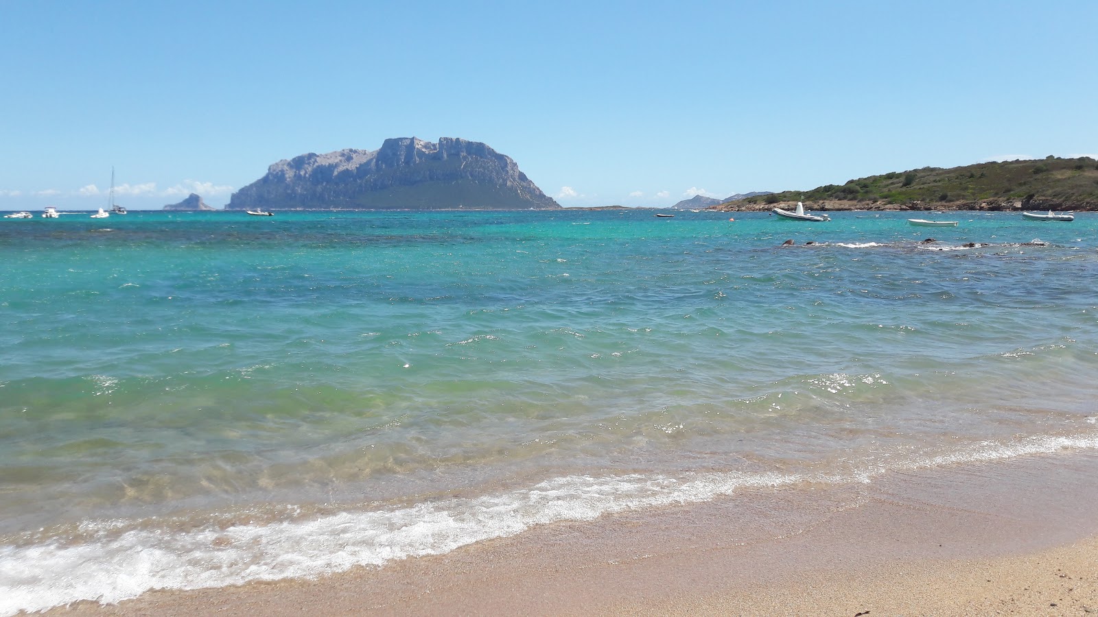 Foto van Spiaggia piccola met turquoise puur water oppervlakte