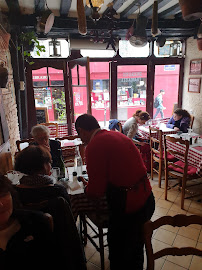 Atmosphère du Restaurant français Le Vieux Bistrot : Spécialité Fromage, Fondue , Raclette, Pierrades à Paris - n°8