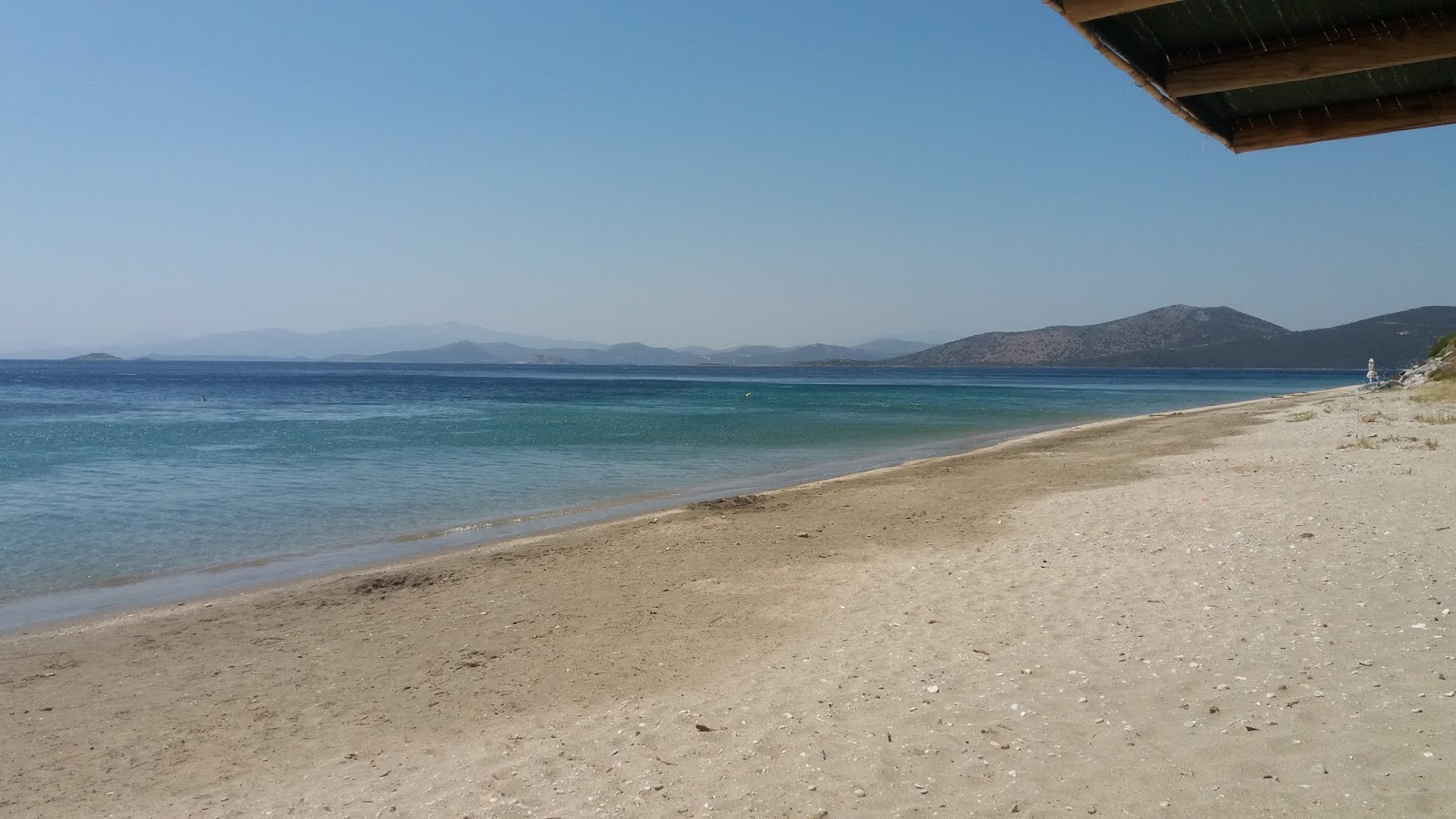 Delissos beach'in fotoğrafı kahverengi kum yüzey ile