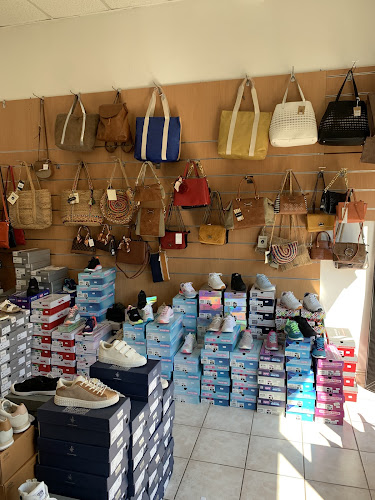 Magasin de chaussures Vanna's Boutique Chaussures Maroquinerie Trets